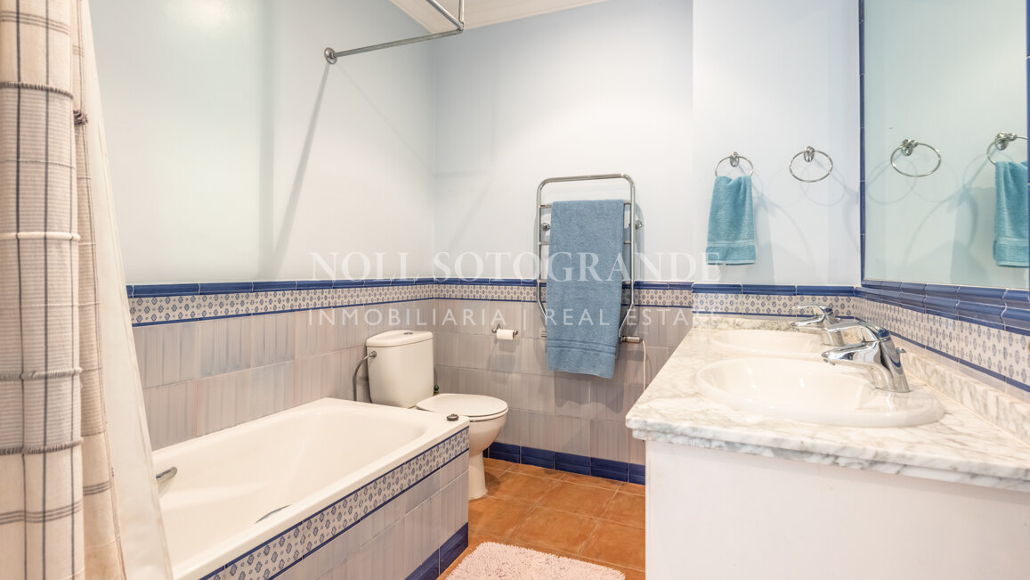 Villa Frangipani - Große Villa mit 9 Schlafzimmern in Sotogrande Alto mit Golf- und Meerblick