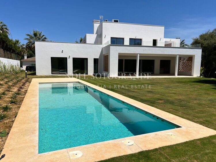 Moderne Eleganz einer neuen Villa zum Verkauf in Sotogrande