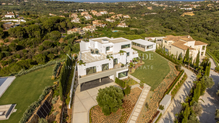 Villa Gardenia - Modern 8-Bedroom Villa Near Sotogrande International School