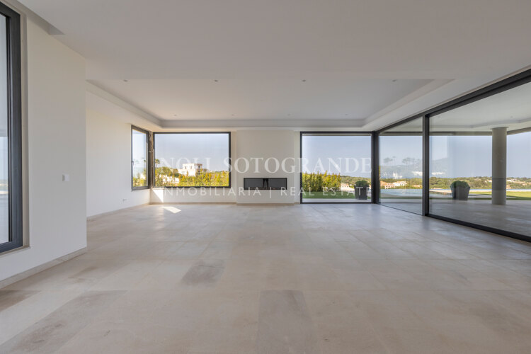 Villa Gardenia - Modern 8-Bedroom Villa Near Sotogrande International School