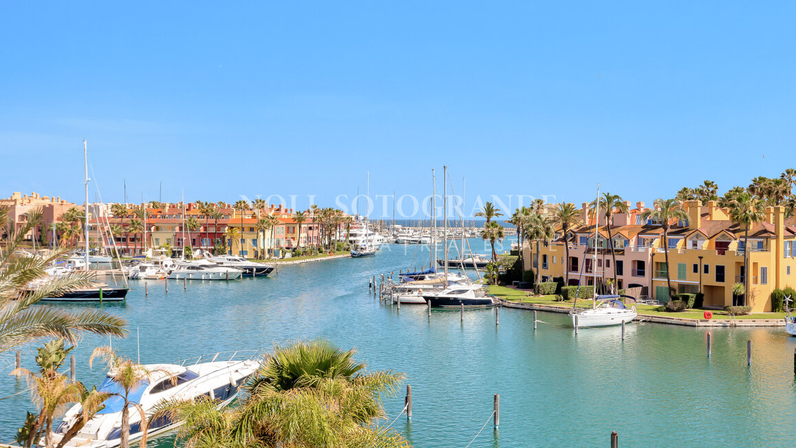 Erdgeschoss-Wohnung in der Marina von Sotogrande mit Garten und Pool