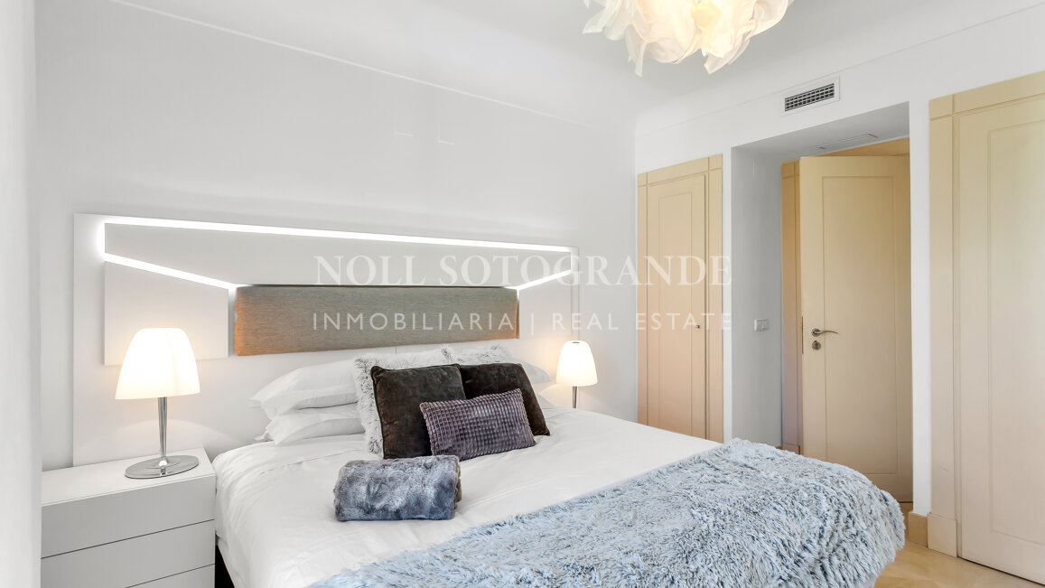 Erdgeschoss-Wohnung in der Marina von Sotogrande mit Garten und Pool