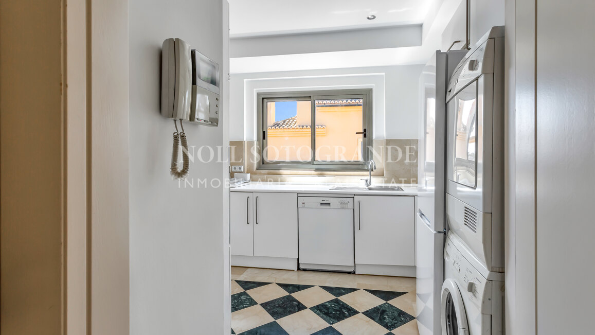 Erdgeschoss-Wohnung in der Marina von Sotogrande mit Garten und Pool