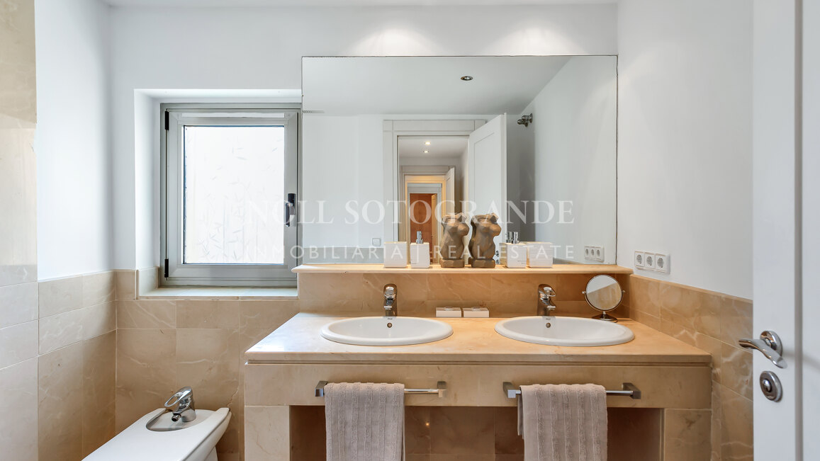 Erdgeschoss-Wohnung in der Marina von Sotogrande mit Garten und Pool