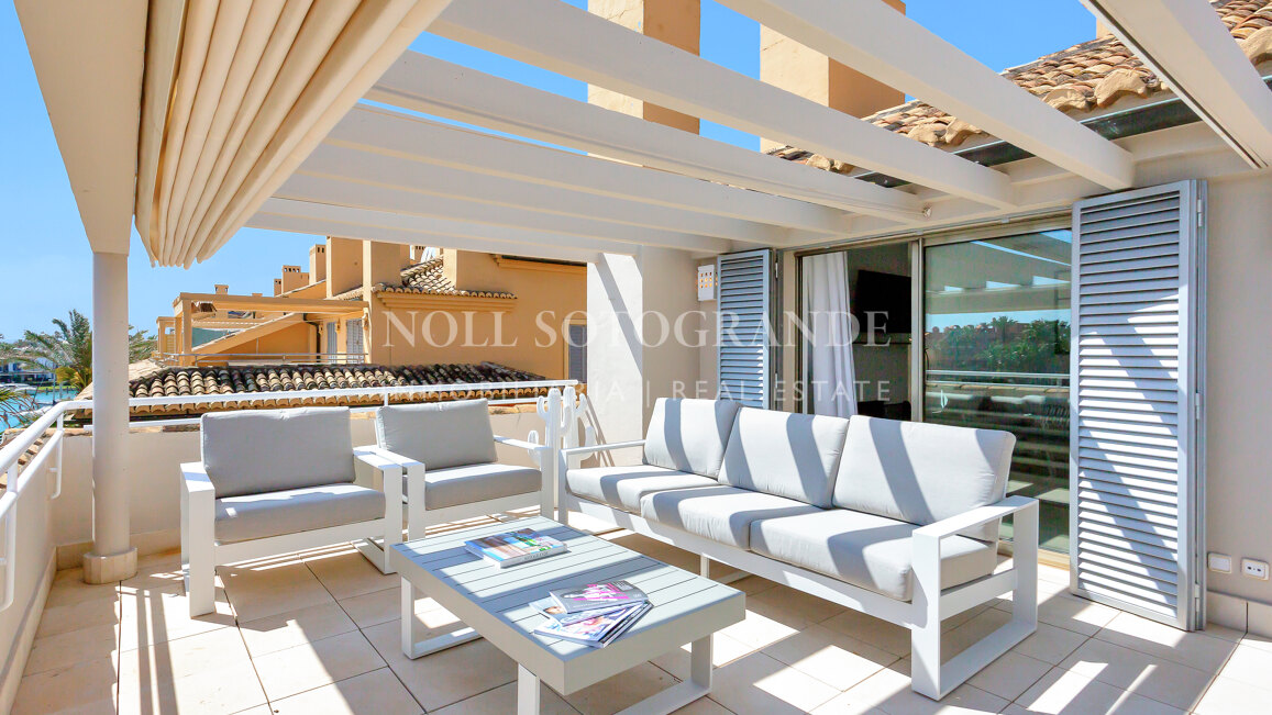 Erdgeschoss-Wohnung in der Marina von Sotogrande mit Garten und Pool