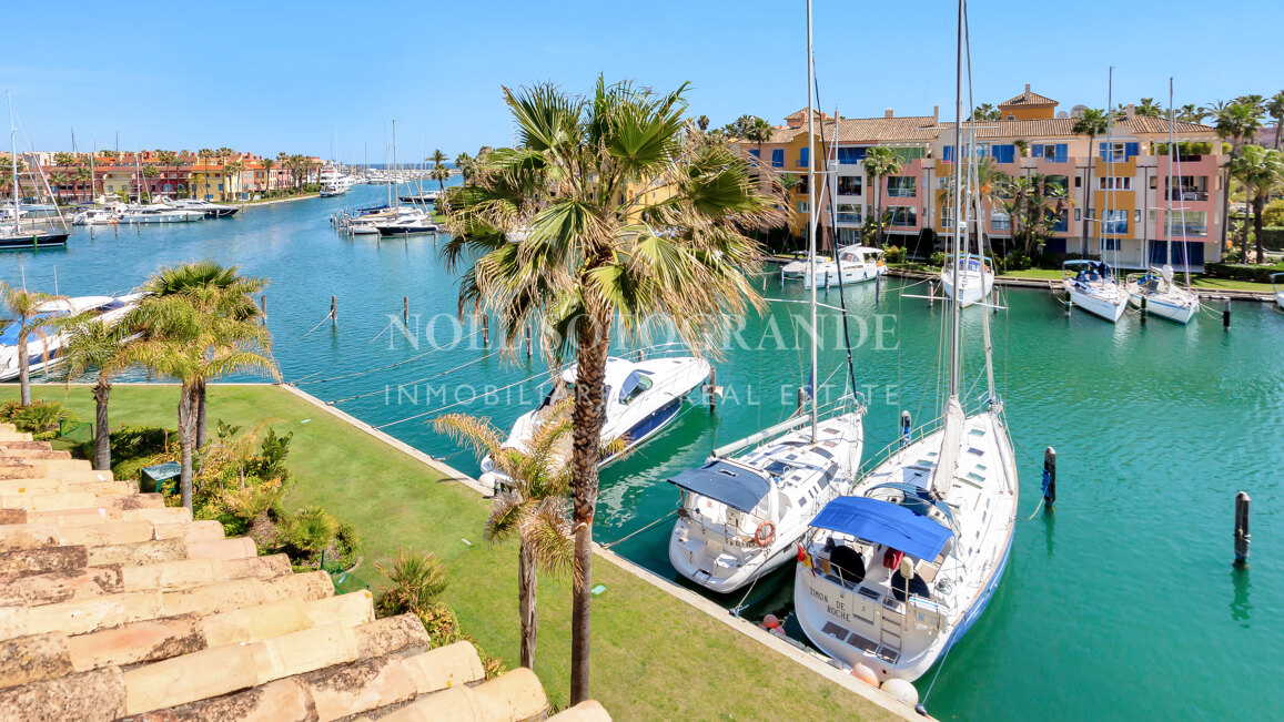 Erdgeschoss-Wohnung in der Marina von Sotogrande mit Garten und Pool