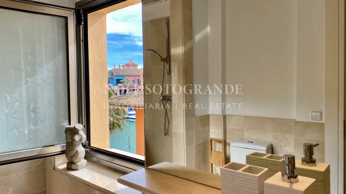 Erdgeschoss-Wohnung in der Marina von Sotogrande mit Garten und Pool