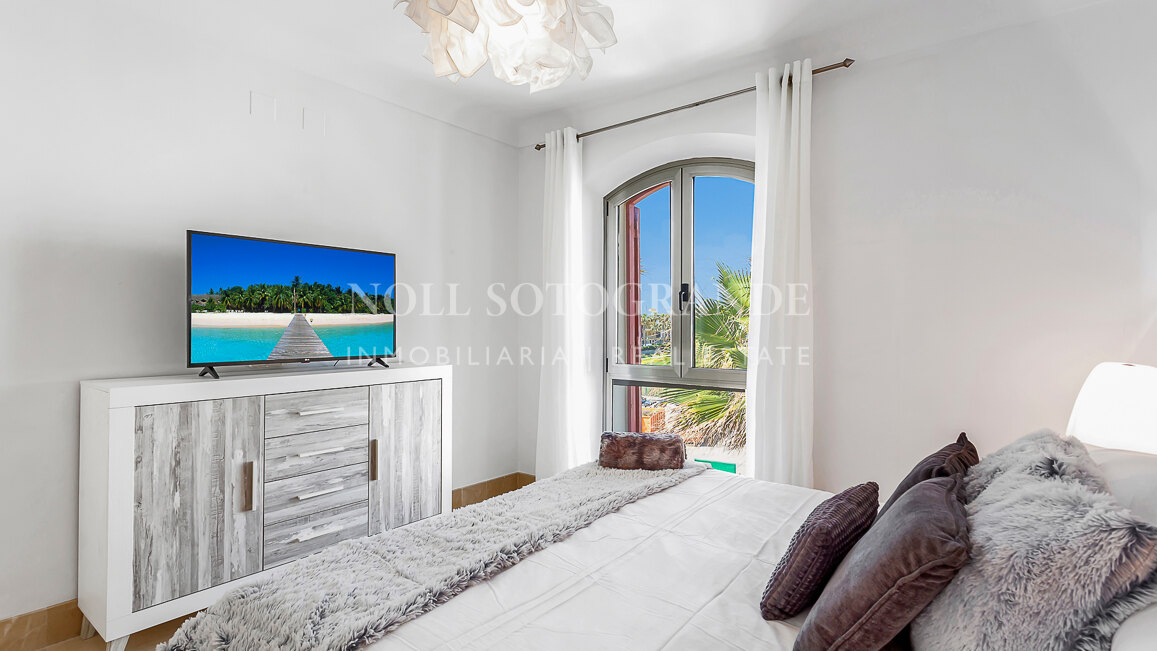 Erdgeschoss-Wohnung in der Marina von Sotogrande mit Garten und Pool