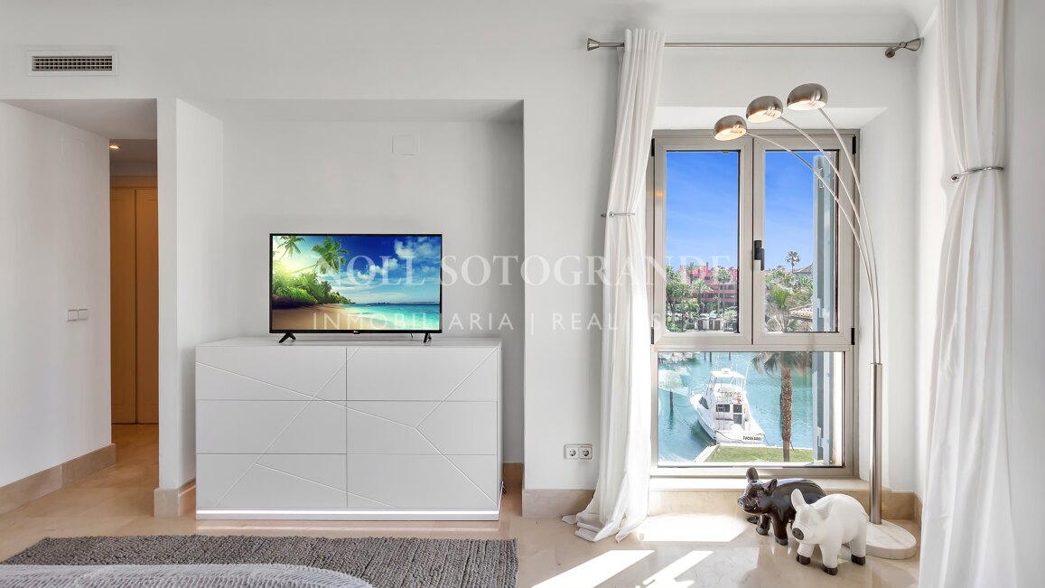 Erdgeschoss-Wohnung in der Marina von Sotogrande mit Garten und Pool