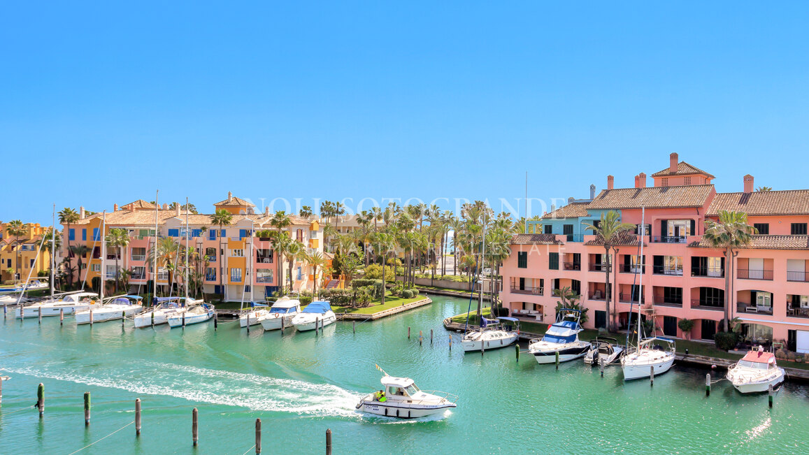 Erdgeschoss-Wohnung in der Marina von Sotogrande mit Garten und Pool