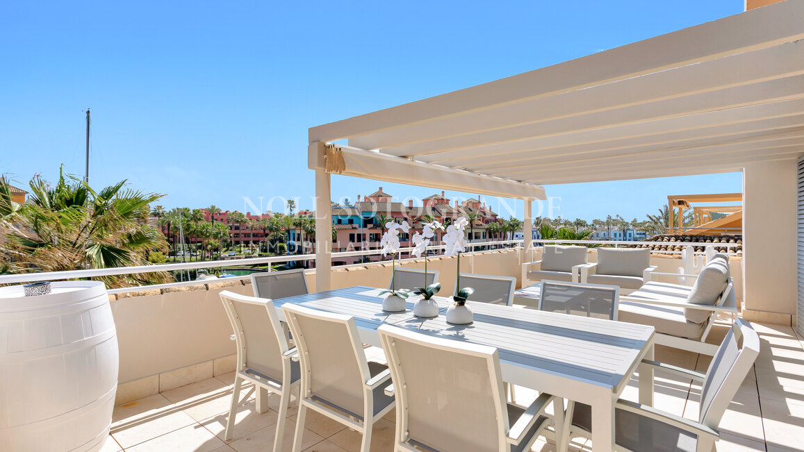 Erdgeschoss-Wohnung in der Marina von Sotogrande mit Garten und Pool