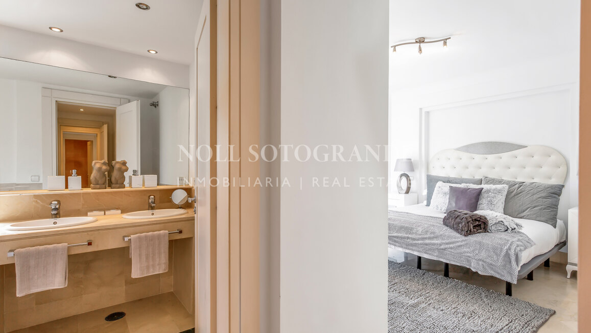 Erdgeschoss-Wohnung in der Marina von Sotogrande mit Garten und Pool