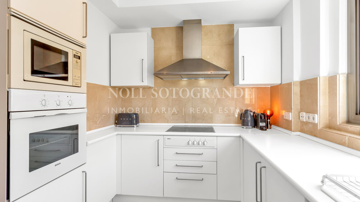 Erdgeschoss-Wohnung in der Marina von Sotogrande mit Garten und Pool