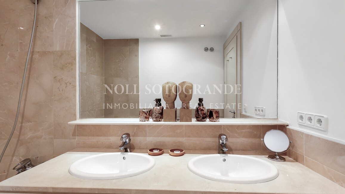 Erdgeschoss-Wohnung in der Marina von Sotogrande mit Garten und Pool