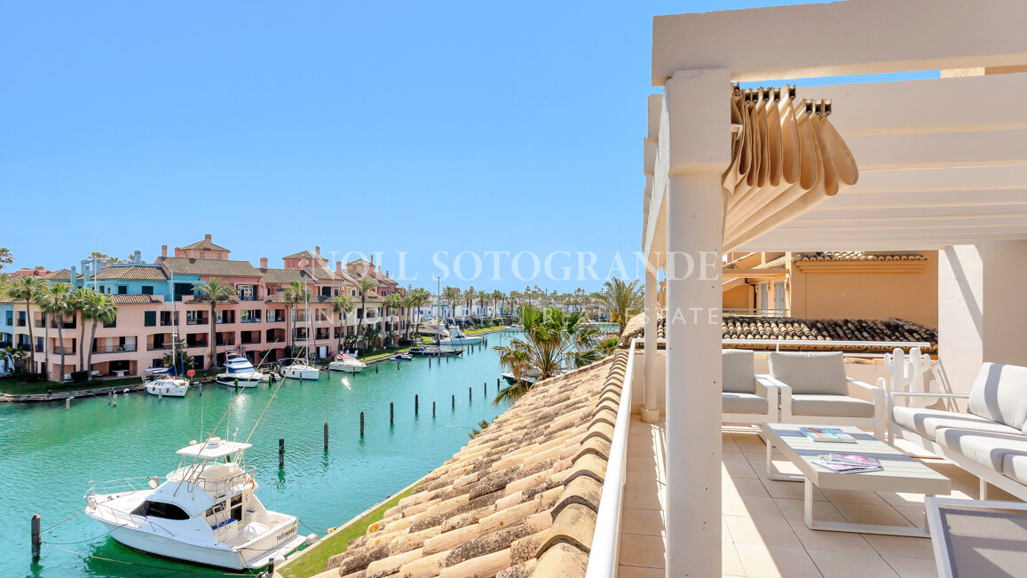 Erdgeschoss-Wohnung in der Marina von Sotogrande mit Garten und Pool