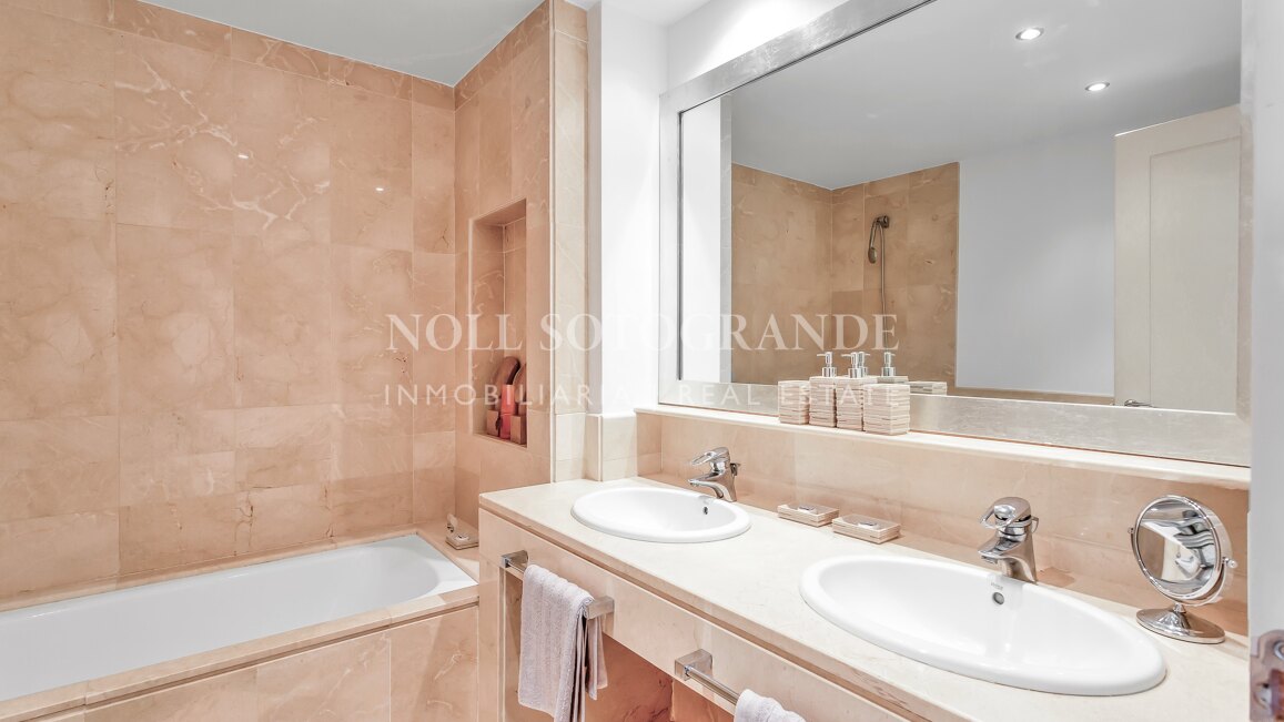 Erdgeschoss-Wohnung in der Marina von Sotogrande mit Garten und Pool