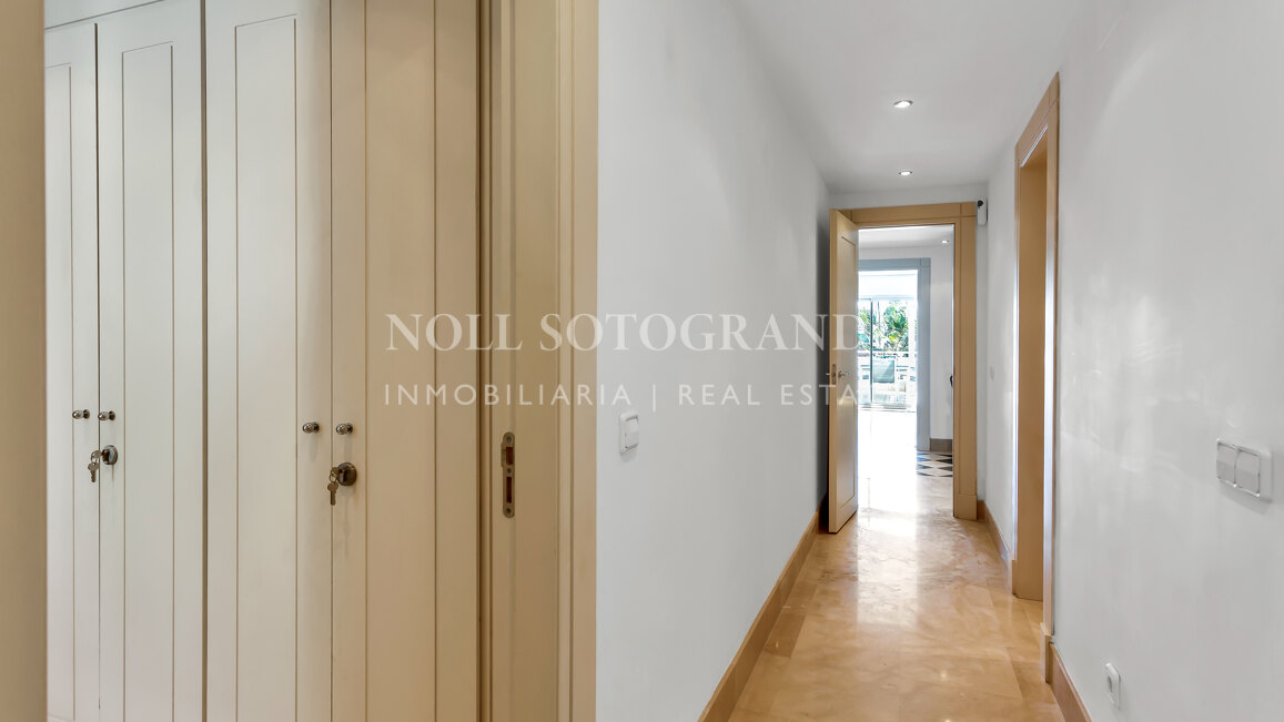 Erdgeschoss-Wohnung in der Marina von Sotogrande mit Garten und Pool