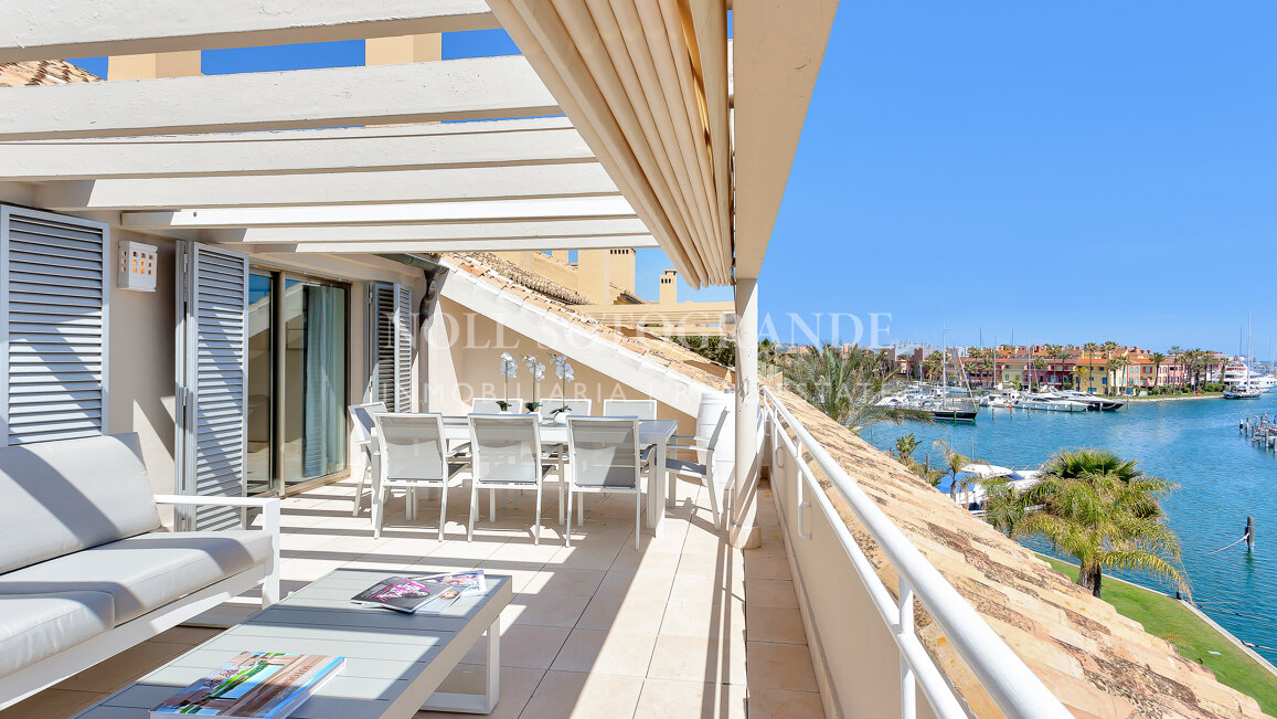 Erdgeschoss-Wohnung in der Marina von Sotogrande mit Garten und Pool