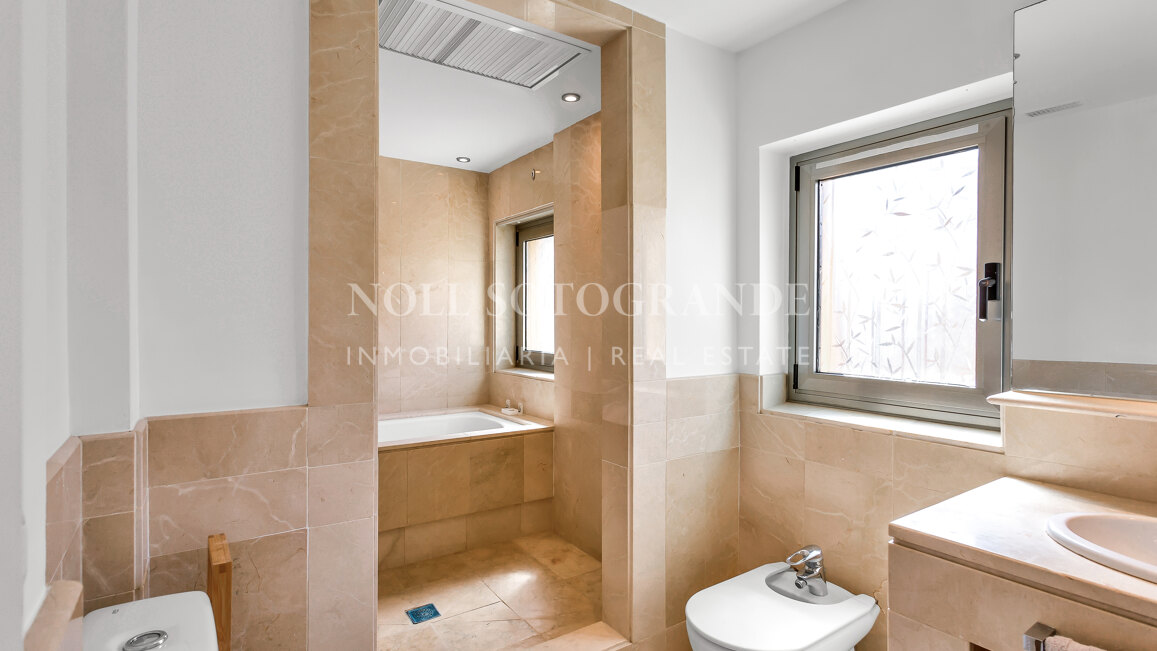 Erdgeschoss-Wohnung in der Marina von Sotogrande mit Garten und Pool