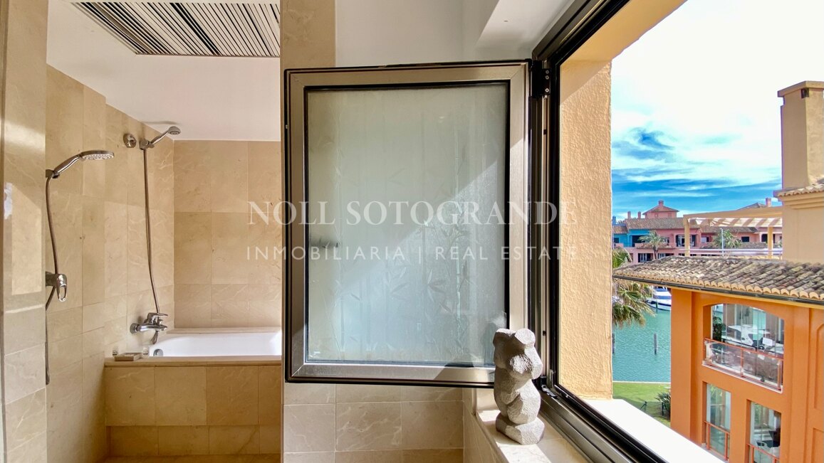 Erdgeschoss-Wohnung in der Marina von Sotogrande mit Garten und Pool