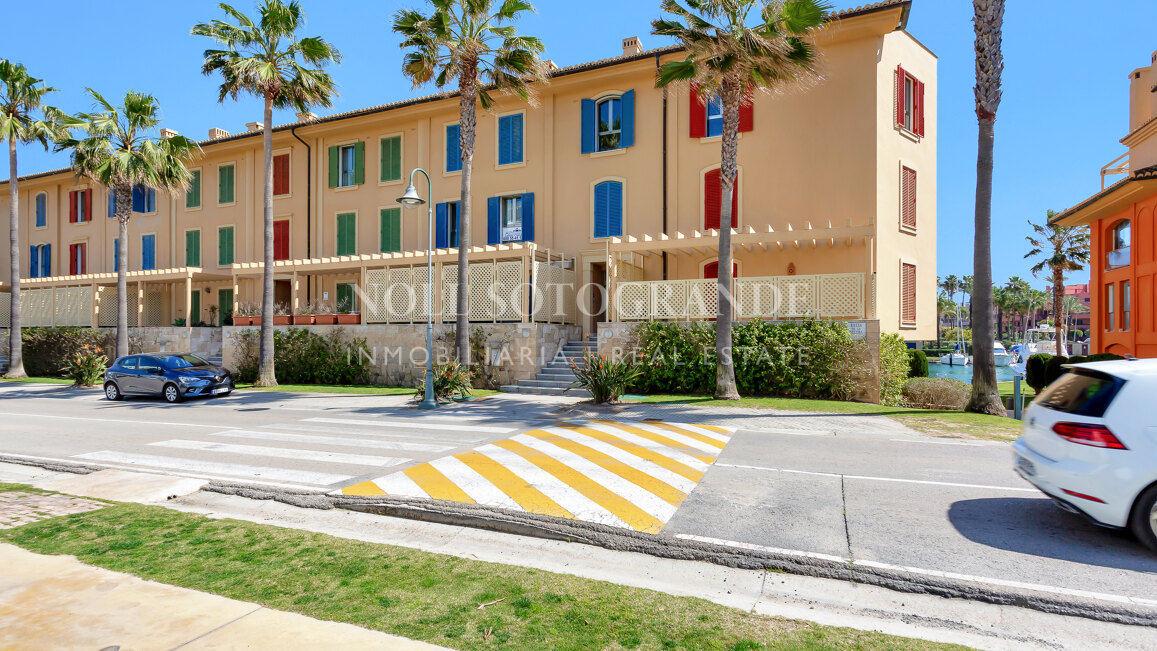Erdgeschoss-Wohnung in der Marina von Sotogrande mit Garten und Pool
