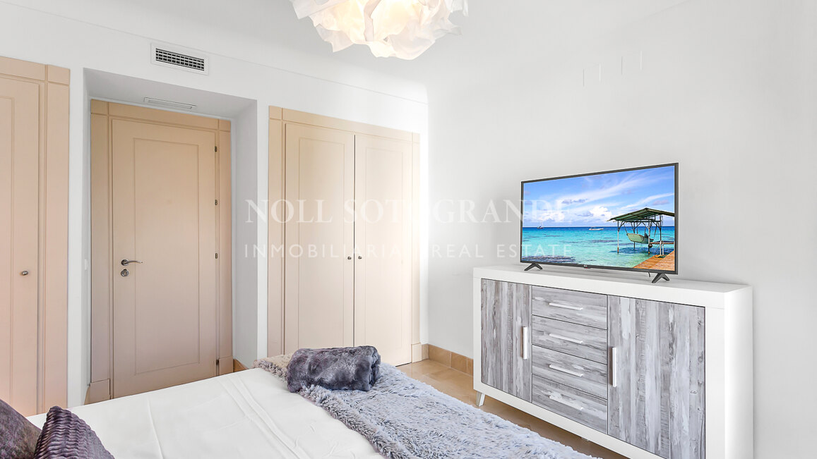 Erdgeschoss-Wohnung in der Marina von Sotogrande mit Garten und Pool