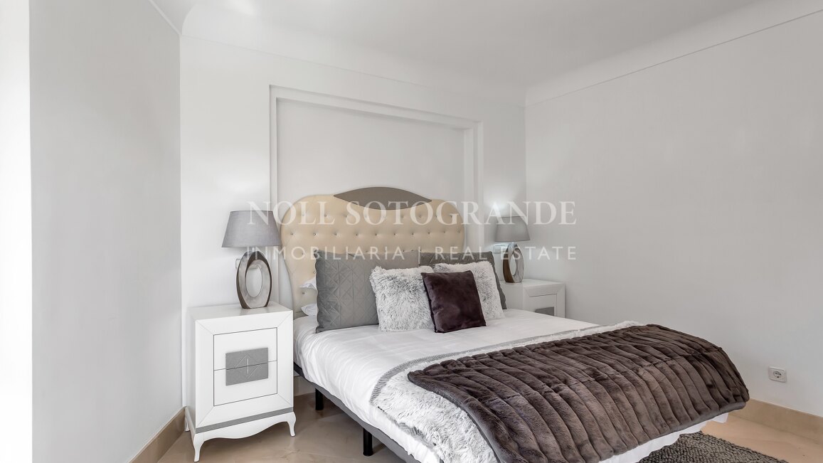 Erdgeschoss-Wohnung in der Marina von Sotogrande mit Garten und Pool