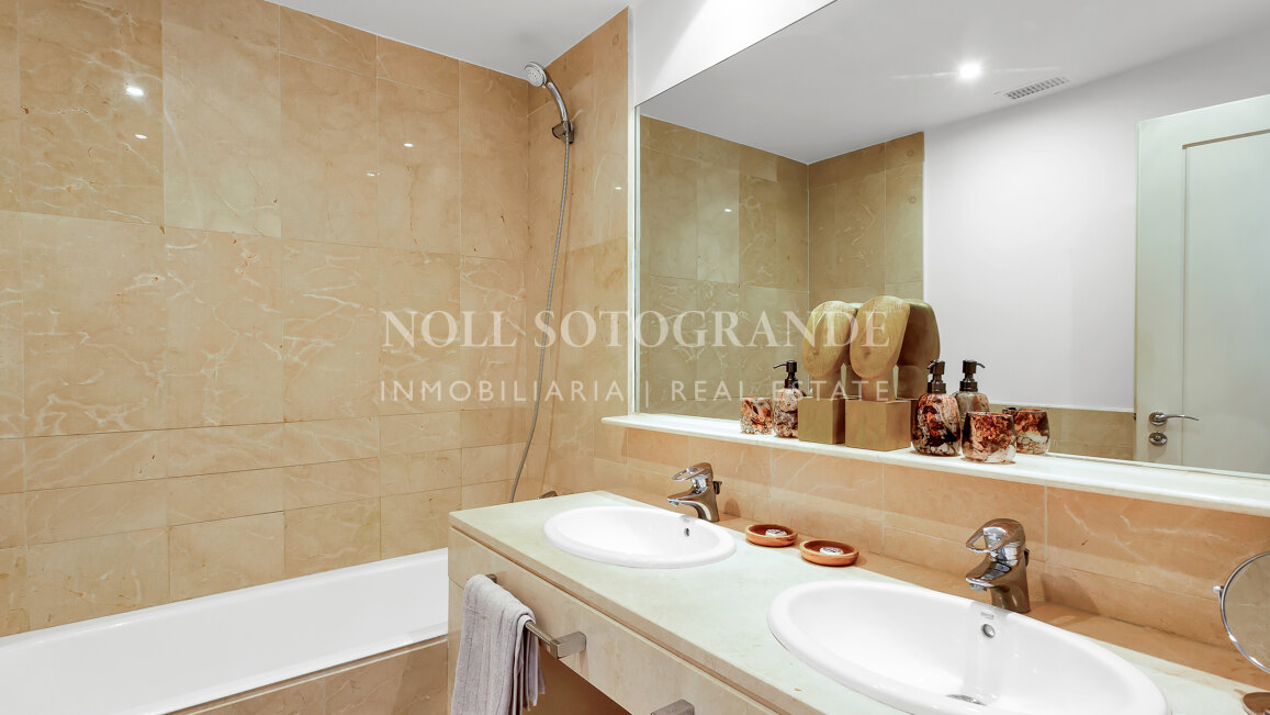 Erdgeschoss-Wohnung in der Marina von Sotogrande mit Garten und Pool