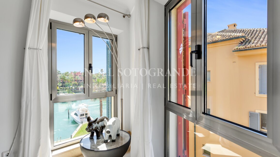 Erdgeschoss-Wohnung in der Marina von Sotogrande mit Garten und Pool