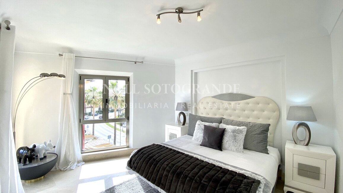 Erdgeschoss-Wohnung in der Marina von Sotogrande mit Garten und Pool