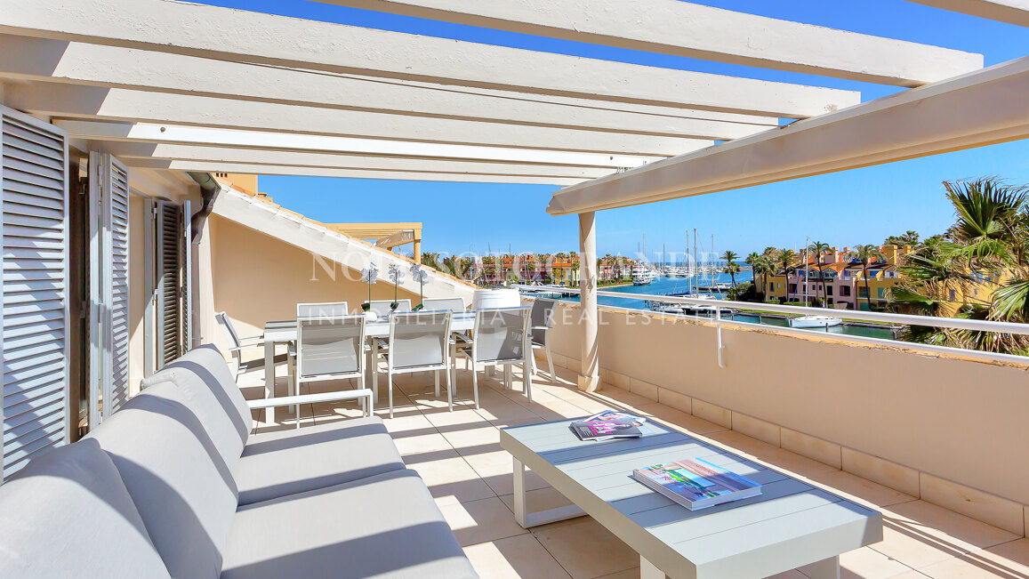 Erdgeschoss-Wohnung in der Marina von Sotogrande mit Garten und Pool