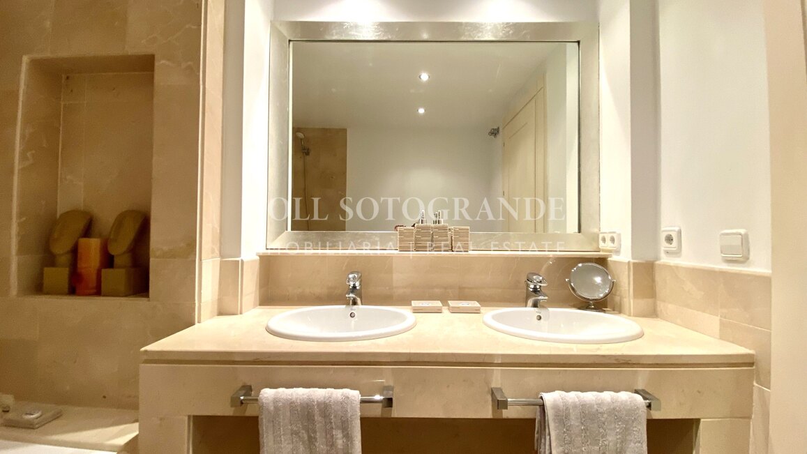 Erdgeschoss-Wohnung in der Marina von Sotogrande mit Garten und Pool