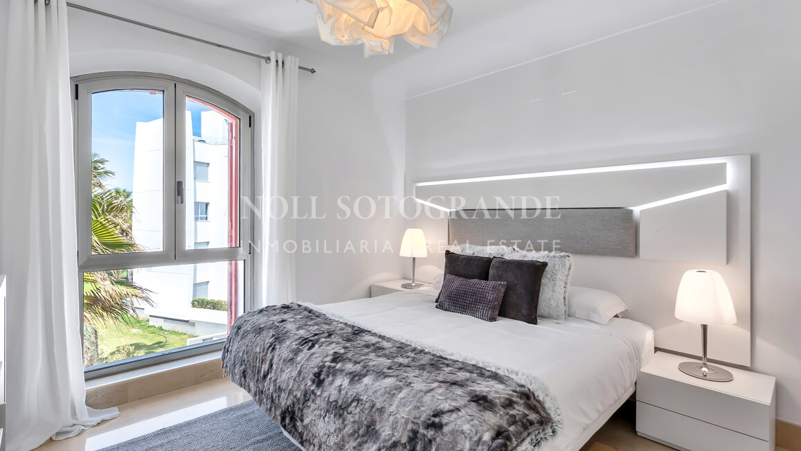 Erdgeschoss-Wohnung in der Marina von Sotogrande mit Garten und Pool