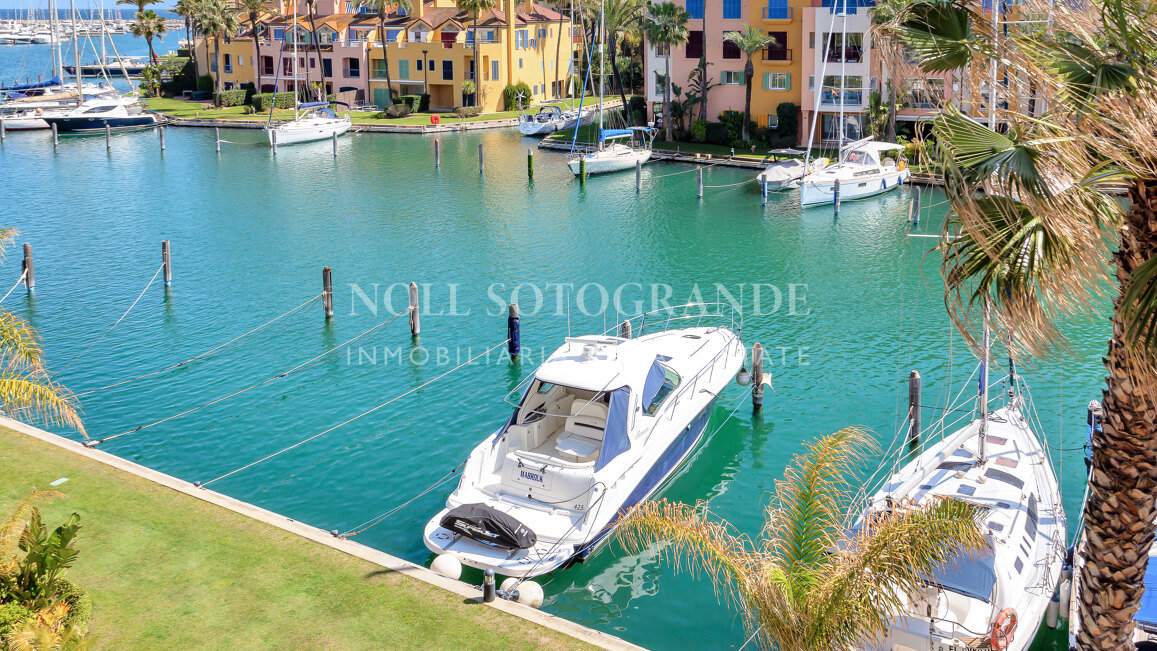 Erdgeschoss-Wohnung in der Marina von Sotogrande mit Garten und Pool