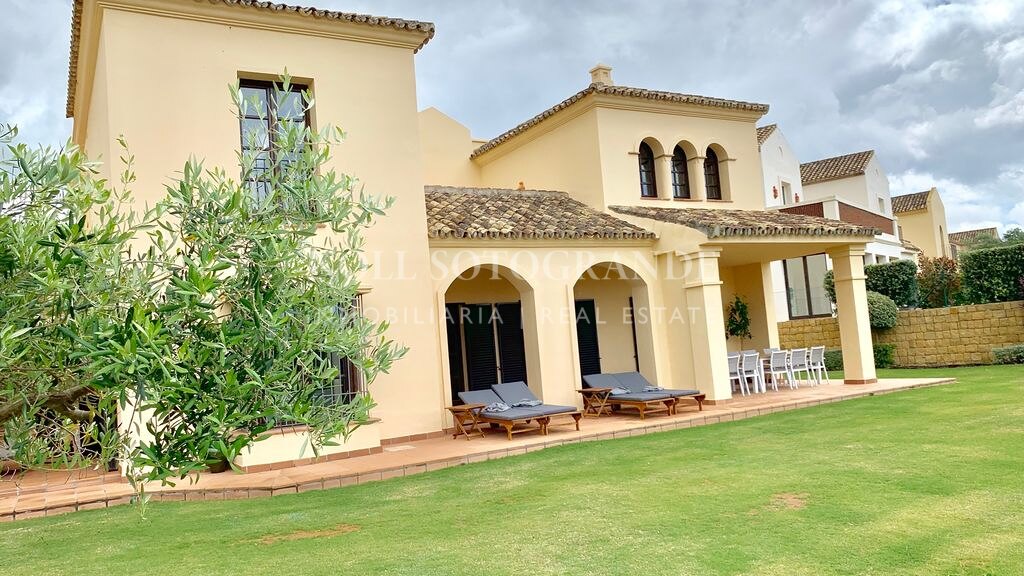 Villa mit Blick auf den Golfplatz in Los Cortijos de la Reserva, Sotogrande