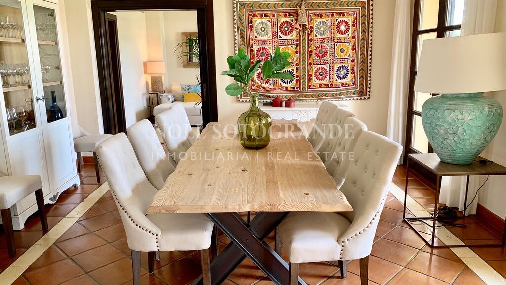 Villa mit Blick auf den Golfplatz in Los Cortijos de la Reserva, Sotogrande