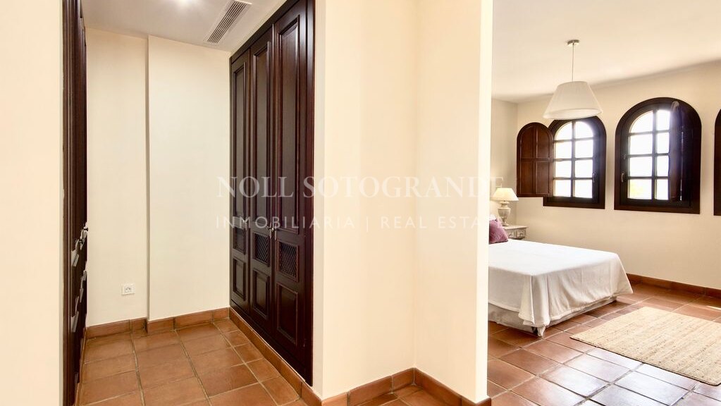 Villa mit Blick auf den Golfplatz in Los Cortijos de la Reserva, Sotogrande