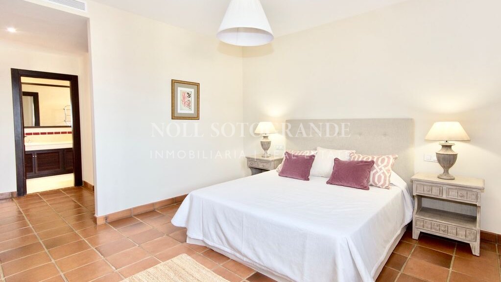 Villa mit Blick auf den Golfplatz in Los Cortijos de la Reserva, Sotogrande