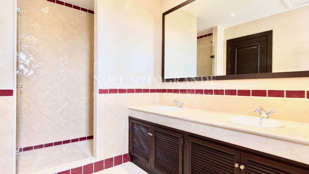 Villa mit Blick auf den Golfplatz in Los Cortijos de la Reserva, Sotogrande