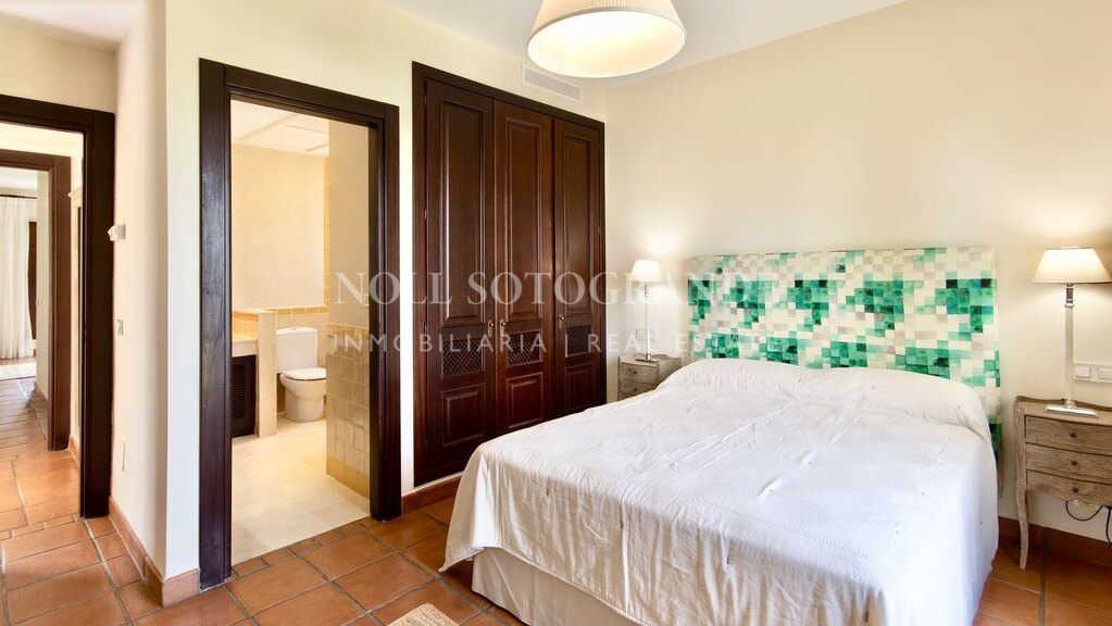 Villa mit Blick auf den Golfplatz in Los Cortijos de la Reserva, Sotogrande