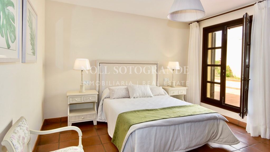 Villa mit Blick auf den Golfplatz in Los Cortijos de la Reserva, Sotogrande