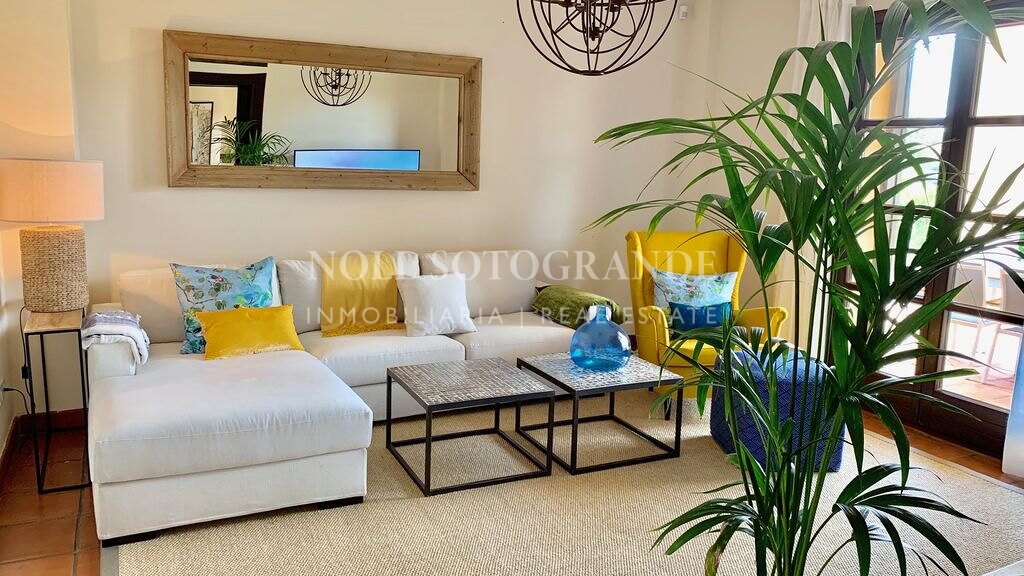 Villa mit Blick auf den Golfplatz in Los Cortijos de la Reserva, Sotogrande