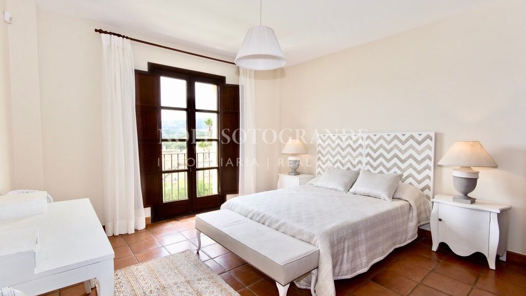 Villa mit Blick auf den Golfplatz in Los Cortijos de la Reserva, Sotogrande