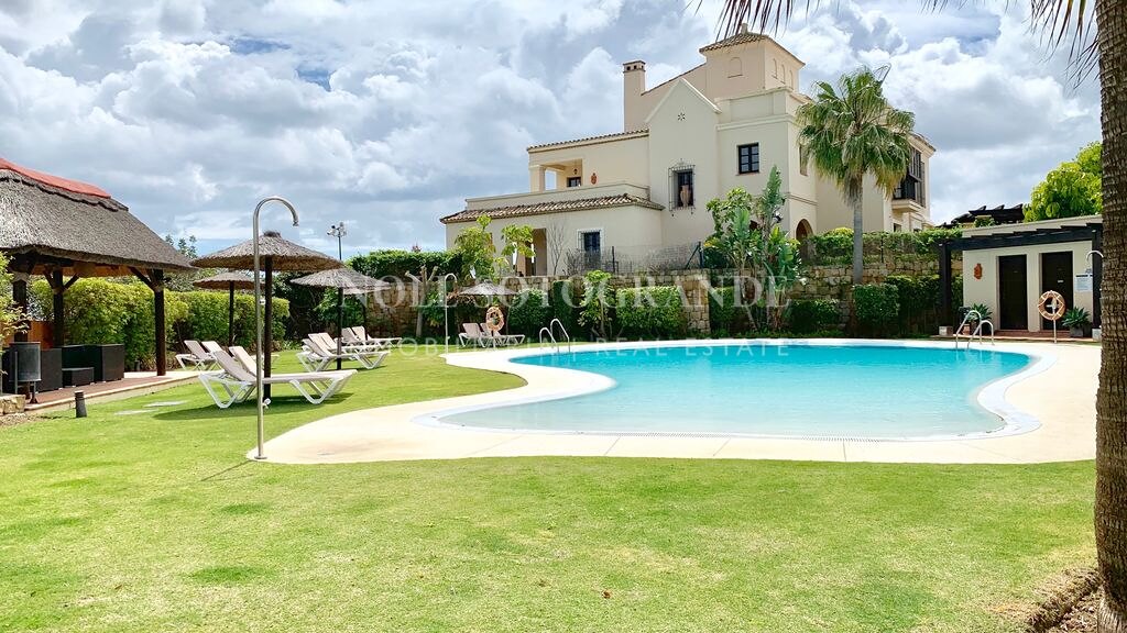 Villa mit Blick auf den Golfplatz in Los Cortijos de la Reserva, Sotogrande