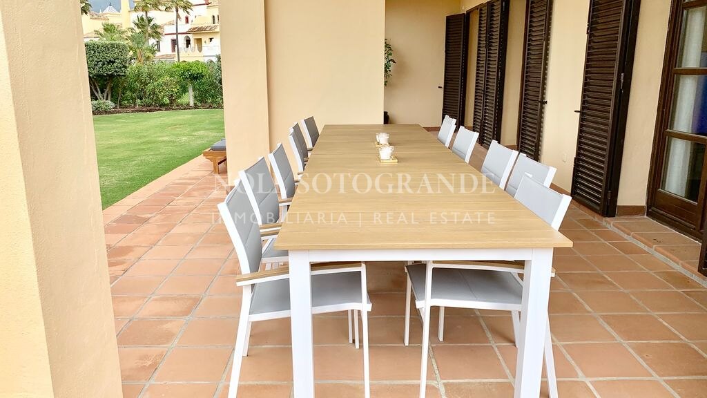 Villa mit Blick auf den Golfplatz in Los Cortijos de la Reserva, Sotogrande