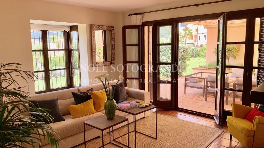 Villa mit Blick auf den Golfplatz in Los Cortijos de la Reserva, Sotogrande