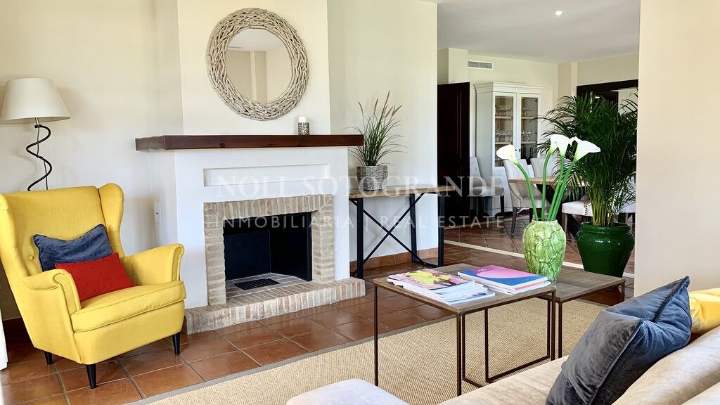 Villa mit Blick auf den Golfplatz in Los Cortijos de la Reserva, Sotogrande