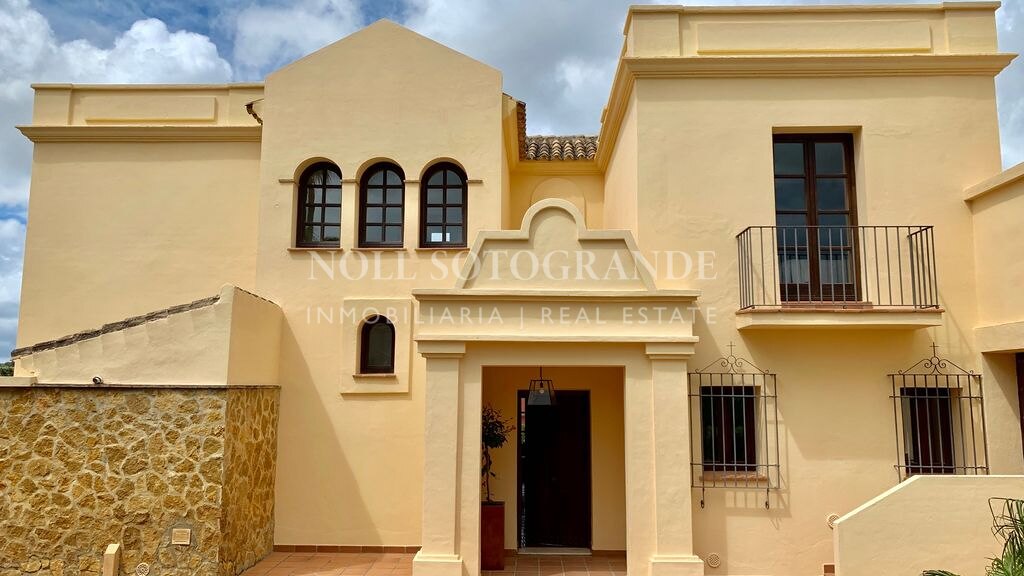 Villa mit Blick auf den Golfplatz in Los Cortijos de la Reserva, Sotogrande
