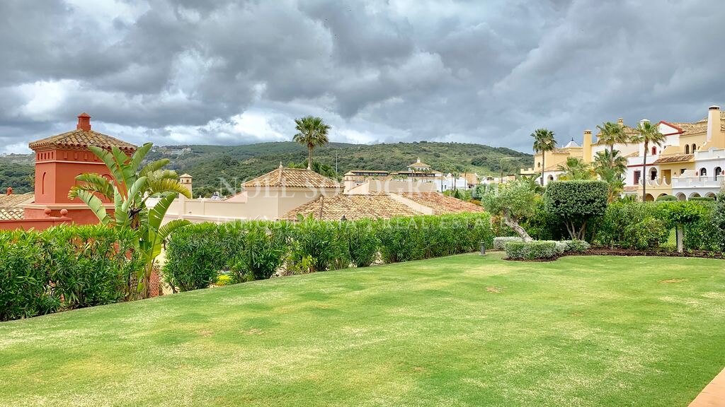 Villa mit Blick auf den Golfplatz in Los Cortijos de la Reserva, Sotogrande