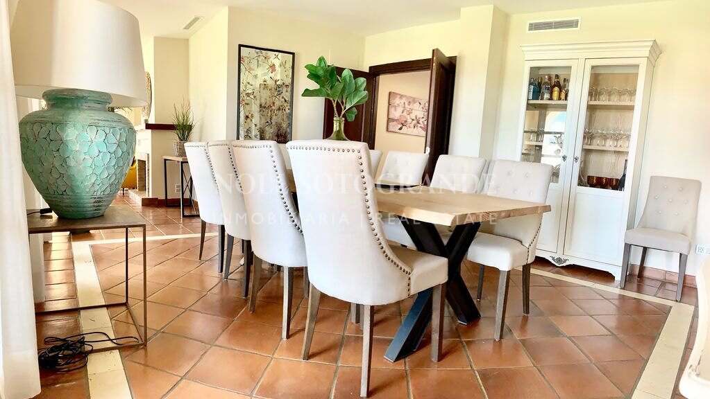 Villa mit Blick auf den Golfplatz in Los Cortijos de la Reserva, Sotogrande